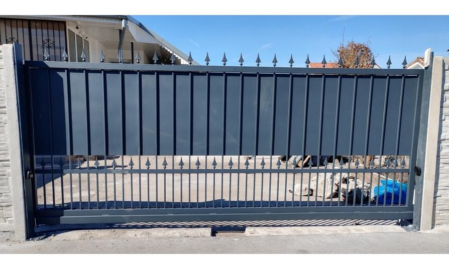 Kovové ploty a brány na mieru