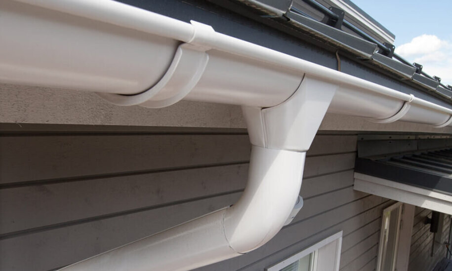 Odkvapový systém najčastejšie upchávajú listy. Takto ho vyčistíte