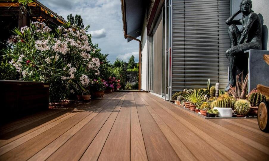 Drevoplastové terasové dosky: prečo sú ideálnym riešením pre váš exteriér?