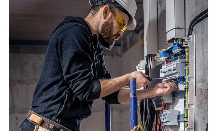 Cena revízie elektriny: Čo zahŕňa a prečo ju nepodceniť?