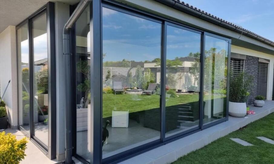 Zasklievanie terás: premena exteriéru na komfortný priestor