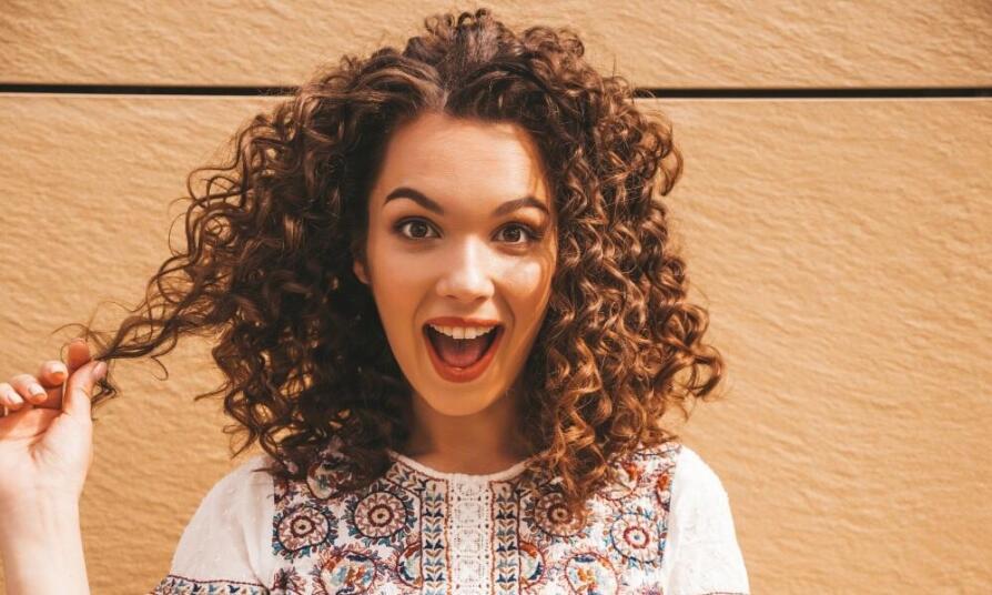 Ako si vybrať kondicionér na kučeravé vlasy, ktorý naozaj funguje