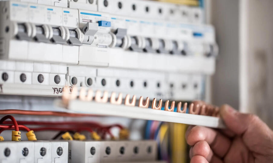 Revízie elektroinštalácií: základ bezpečného bývania a funkčných spotrebičov