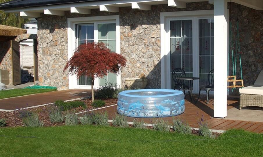 Bazénové lemy z travertínu ako nadčasová voľba pre vašu záhradu