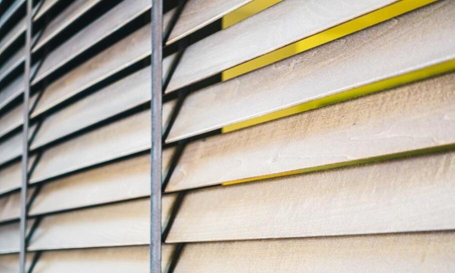 Cena za solárne žalúzie: oplatí sa investovať do moderného tienenia?