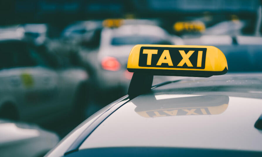 Taxislužba - aké výhody má oproti aplikáciám? Spoľahlivosť, komfort aj ľudský prístup Taxislužba - aké výhody má oproti aplikáciám? Spoľahlivosť, komfort aj ľudský prístup