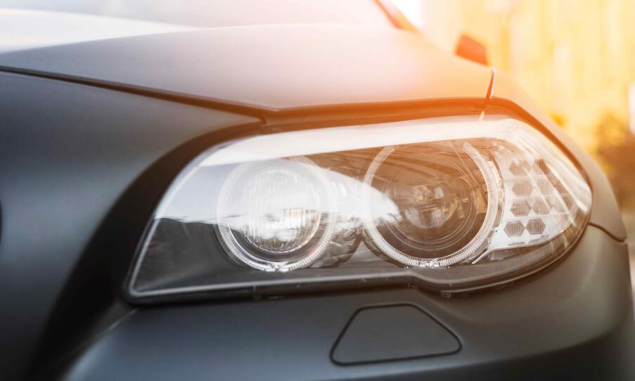 Nastavenie svetiel v aute ako základ bezpečnej jazdy