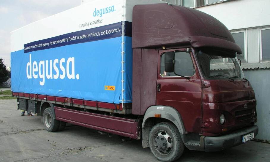 Plachta na náves ako základ bezpečnej prepravy v doprave aj logistike