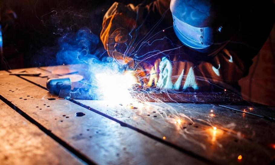 Zváračské práce v Brezne: Riešenia z ocele pre domy aj firmy