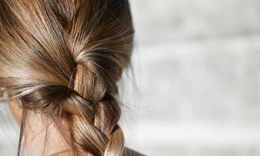 Ako sa starať o odfarbené blond vlasy? Ako sa starať o odfarbené blond vlasy?