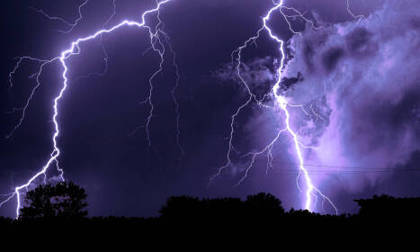 Bleskozvody musí mať každá budova. Pri búrke sú nevyhnutnosťou