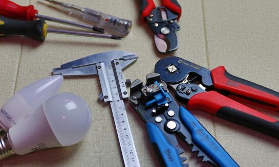 Elektroinštalácie rodinných domov: kľúč k bezpečnému a pohodlnému bývaniu