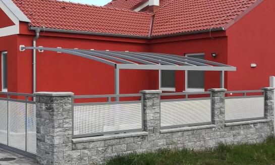 Hliníkový a oceľový plot: pevnosť, odolnosť a dizajn v jednom