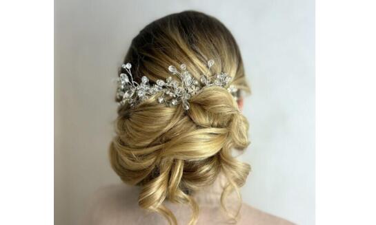 Účesy na svadbu: inšpirácie, výhody a tipy, ako si vybrať ten pravý