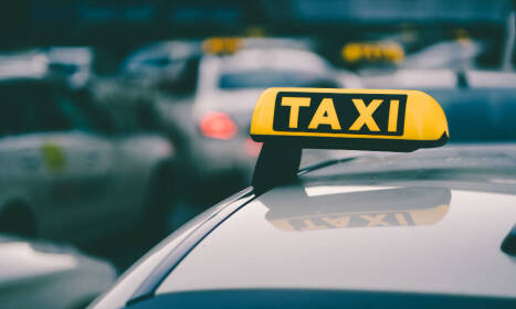 Taxislužba - aké výhody má oproti aplikáciám? Spoľahlivosť, komfort aj ľudský prístup