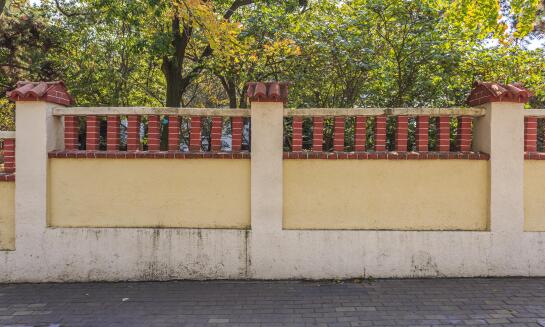 Montáž betónového oplotenia ako základ pevného a trvácneho riešenia