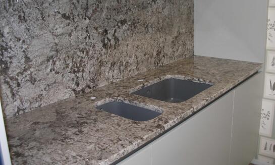 Prečo je pracovná doska z kameňa ideálnou voľbou do kuchyne  v Košiciach