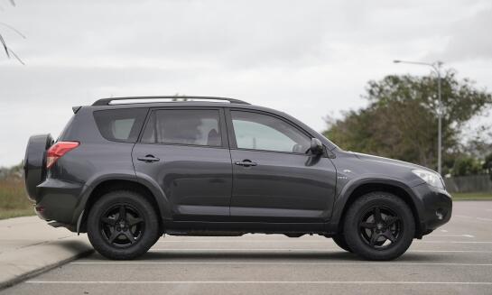 Parkovanie pri letisku ako praktické riešenie pre tých, ktorí hľadajú pohodlný spôsob cestovania