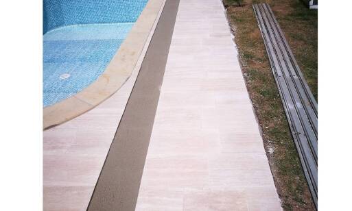 Travertín okolo bazéna – estetika a funkčnosť v jednom