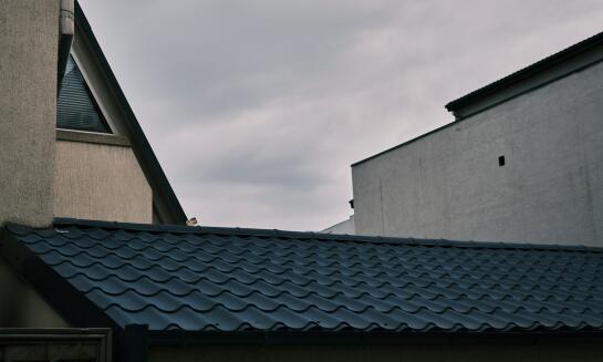 Prečo je čistenie striech dôležité pre životnosť domu