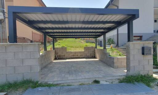 Hliníkové prístrešky na auto: moderné riešenie pre váš exteriér