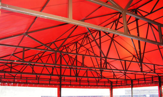 Krycie plachty na terasu: ochrana, ktorá sa prispôsobí každému priestoru