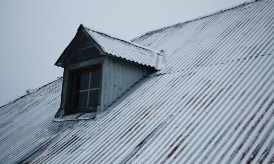Poškodená strecha? Nepodceňte ju, môže vás stáť tisíce eur