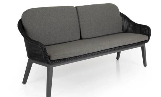 Ratanové lavice – spojenie komfortu a štýlu pre váš exteriér