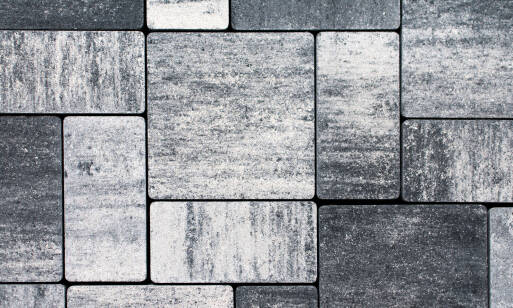 Pokládka zámkovej dlažby ako základ profesionálne zhotovenej spevnenej plochy