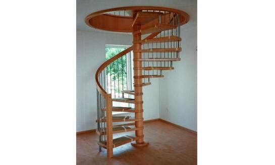 Točité schodisko ako dominantný prvok interiéru