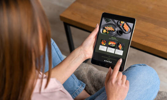 Digitálne menu v reštaurácii alebo hoteli: trendy, výhody a reálne skúsenosti