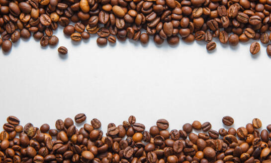 Zrnková káva a ako si vybrať tú najlepšiu pre váš každodenný rituál