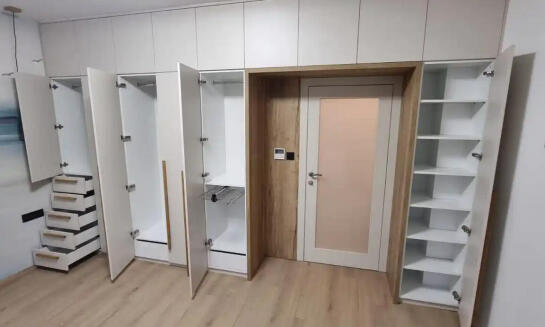 Nábytok do chodby na mieru v Žiline ako riešenie pre usporiadaný a funkčný vstupný priestor