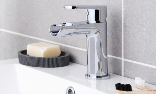 Čierne kúpeľňové batérie ako výrazný prvok kúpeľne