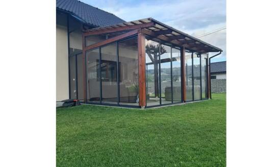 Zasklenie terasy ako riešenie pre moderné bývanie v západoslovenskom kraji