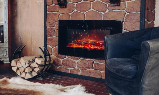 Obklad krbu z kameňa ako dizajnový a trvácny prvok interiéru