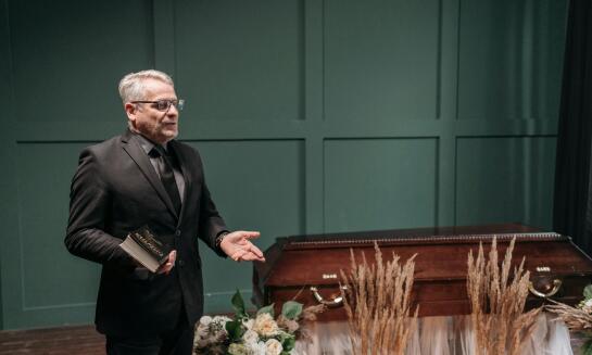 Ako funguje smútočný rečník pri poslednej rozlúčke