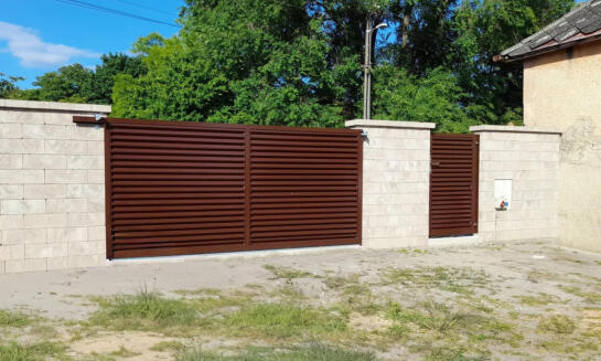 Kované ploty, kovové zábradlia: elegancia a bezpečnosť pre váš domov