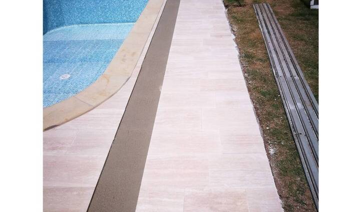 Travertín okolo bazéna – estetika a funkčnosť v jednom