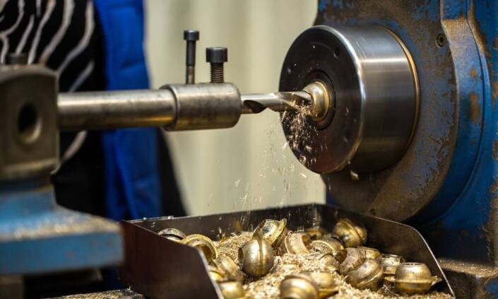 Soustruh na kov jako klíčový stroj pro precizní obrábění materiálů