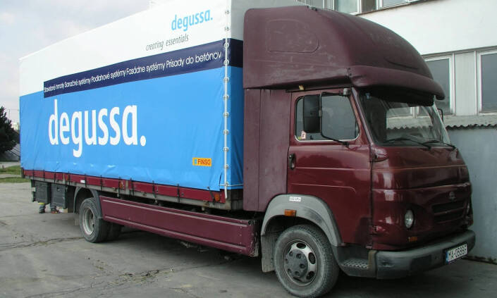 Plachta na náves ako základ bezpečnej prepravy v doprave aj logistike