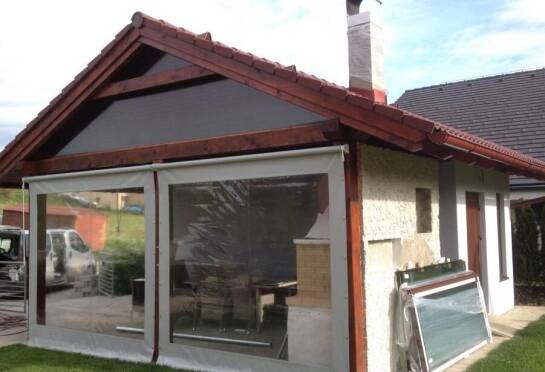 Krycie plachty na terasu ako praktický doplnok exteriéru