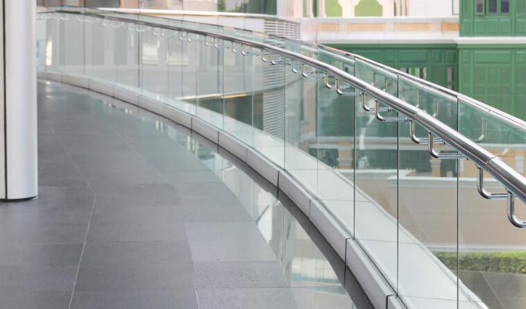 Sklenené zábradlia sú moderné, bezpečné a ľahko udržiavané
