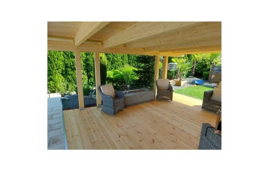 Drevené terasy zo sibírskeho smrekovca sa vyznačujú vysokou kvalitou a jedinečným dizajnom