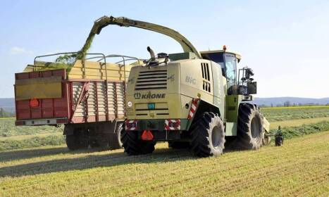 Ako lisovanie sena a slamy zefektívňuje prácu v poľnohospodárstve  