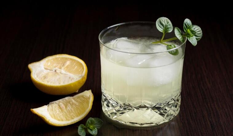 Biely rum: Klasický základ pre koktaily a osviežujúce nápoje