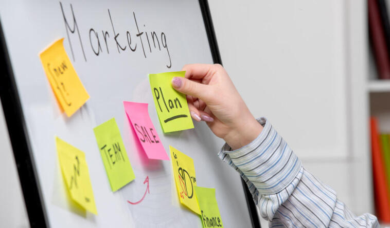 Ako efektívne skombinovať online a offline marketing pre maximálny úspech značky