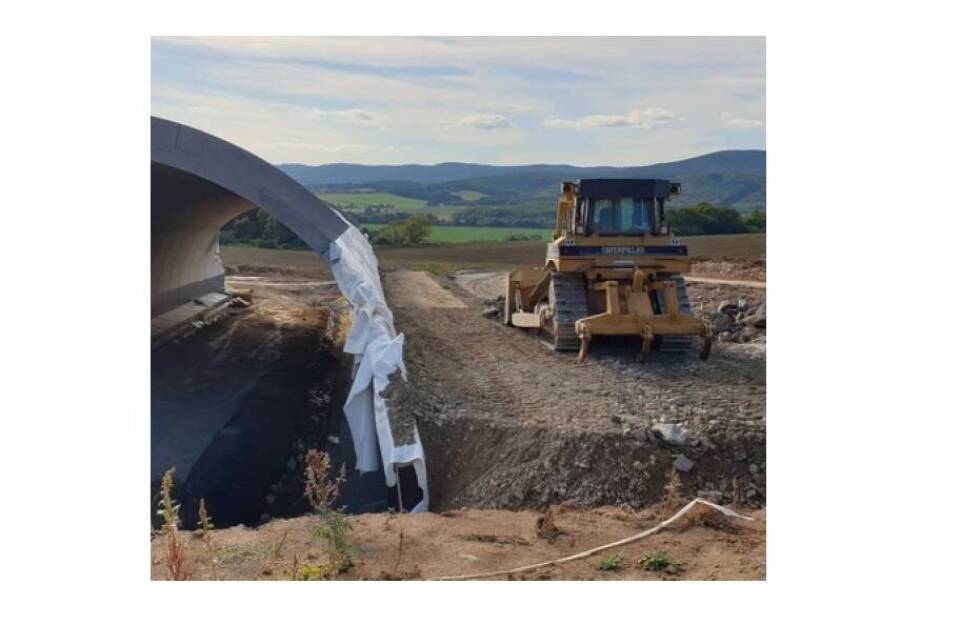Výstavba ciest, mostov a diaľnic: Kľúčové služby pre rozvoj infraštruktúry