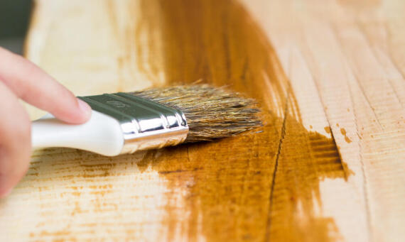 Farba na drevo a čo rozhoduje o kvalitnom výsledku pri úpravách v domácnosti