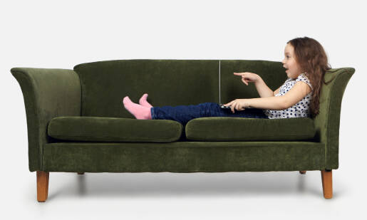 Sedačka na nožičkách a prečo sa stáva dominantou moderných obývačiek